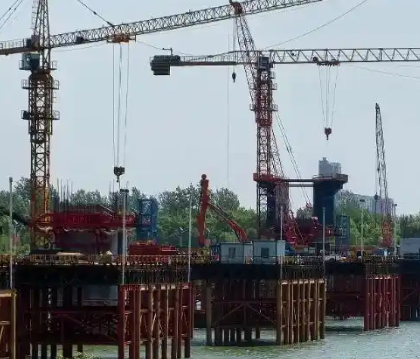 合武高铁六安金裕淠河特大桥建设中的得力助手冠航手拉葫芦
